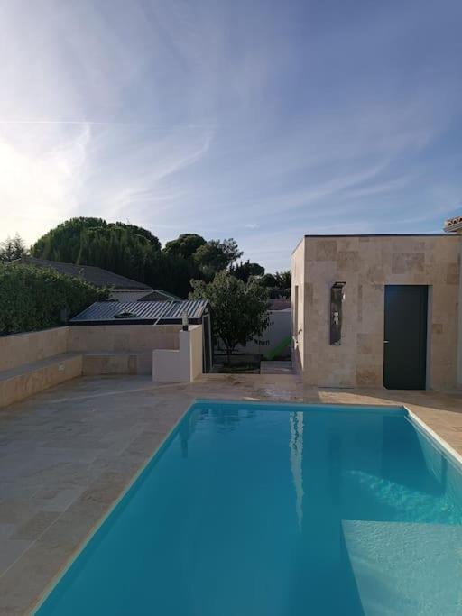 Avec Piscine Holiday home Villemoustaussou